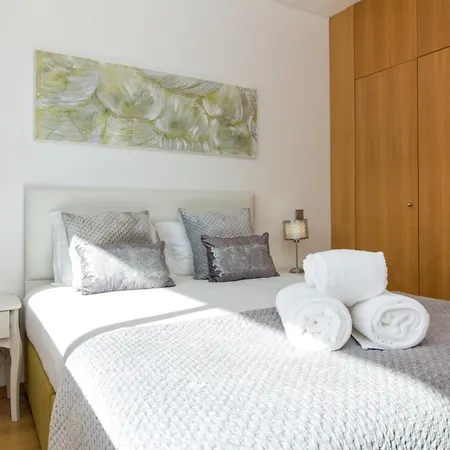Terrace Apartment By Stay-Ici, Algarve Holiday Rental * Albufeira